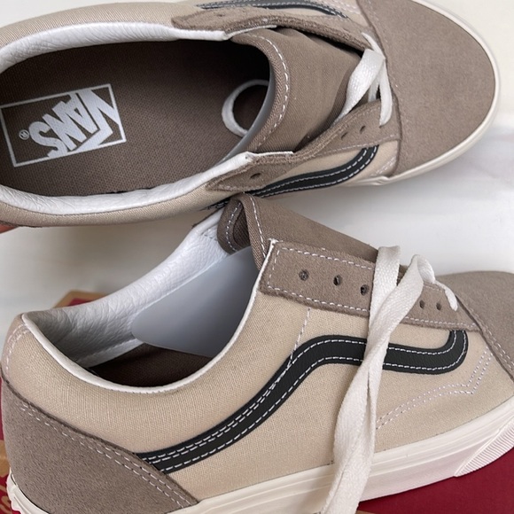 Vans Men’s Old Skool Earth Tones Moon Rock
VN0007NTCH8
Sneakers - Picture 3 of 16